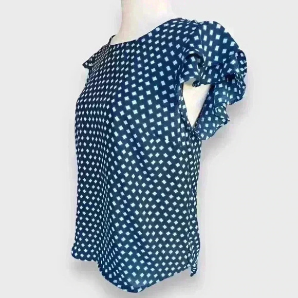 Twine & String Tops - 🎉2/$17🎉 Flutter Sleeve Blue Geometric Print Blouse Size S